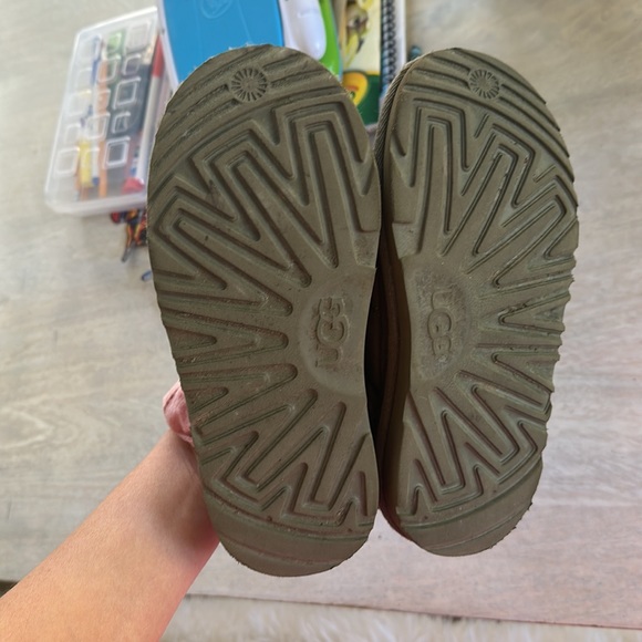 Kids ugg slip ons - Picture 4 of 6
